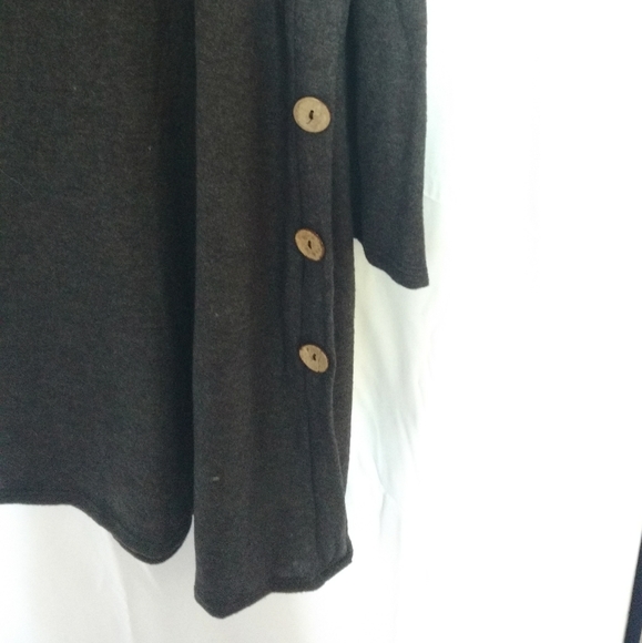 Women'S Assymetrical Hacci Tunic With Buttons. - Picture 7 of 11